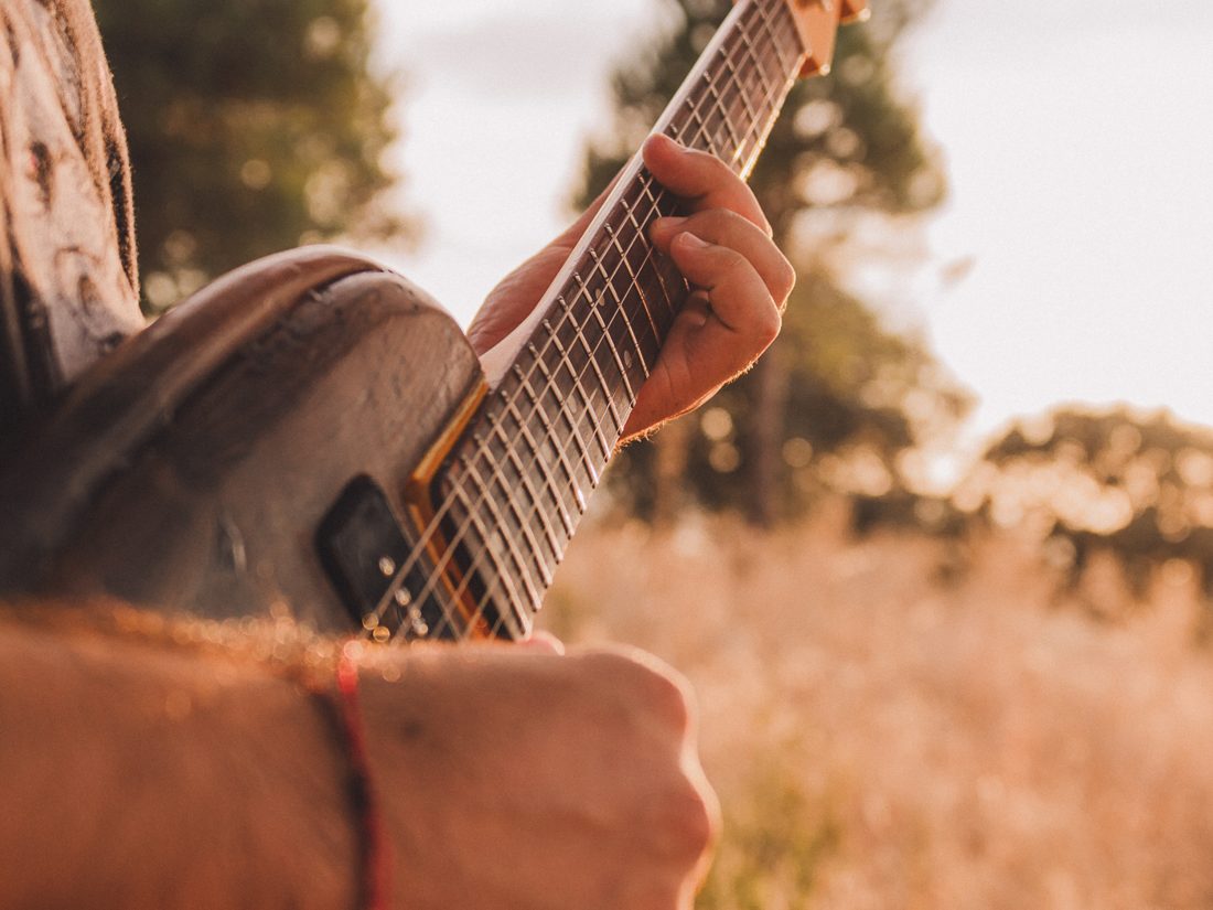Manos tocando la guitarra