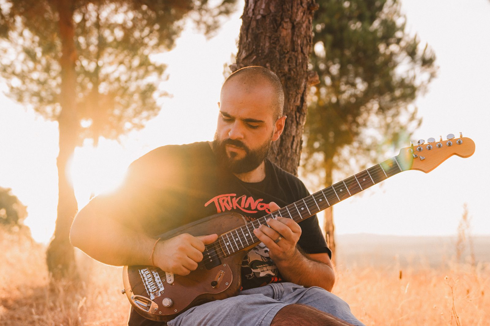 Tocando la guitarra al atardecer