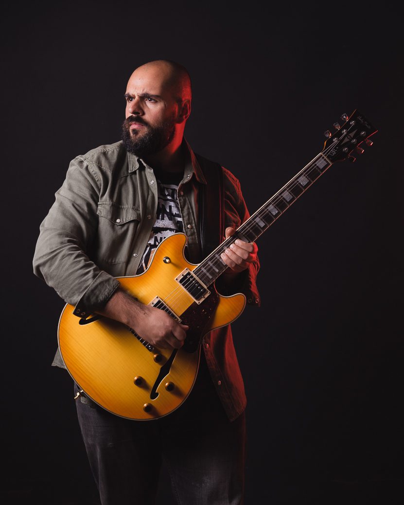 Retrato tocando la guitarra